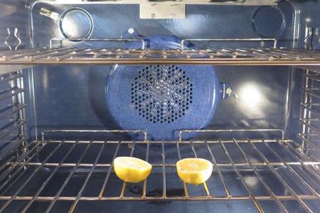 Kako se  znebiti neprijetne vonjave v pečici?
